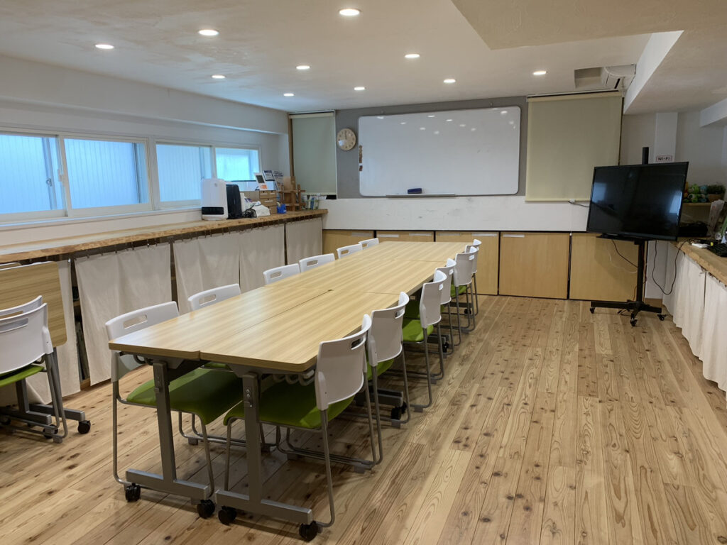 2名掛けのテーブル8台、椅子は16脚 - レンタルルームすみよし レンタルルームすみよし 木の香りのお部屋の室内の写真