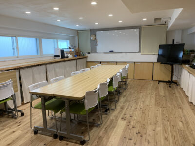 2名掛けのテーブル8台、椅子は16脚 - レンタルルームすみよし レンタルルームすみよし 木の香りのお部屋の室内の写真