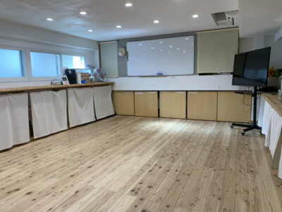 折りたたみ式テーブルを片付けると広いスペースになります - レンタルルームすみよし レンタルルームすみよし 木の香りのお部屋の室内の写真