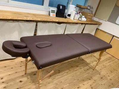 マッサージベッド1台 - レンタルルームすみよし レンタルルームすみよし 木の香りのお部屋の室内の写真