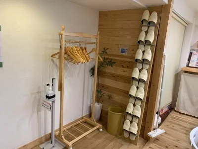 靴を脱いでゆったりお過ごしいただけます - レンタルルームすみよし レンタルルームすみよし 木の香りのお部屋の室内の写真