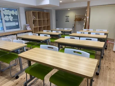 スクール型式でもご利用いただけます - レンタルルームすみよし レンタルルームすみよし 木の香りのお部屋の室内の写真